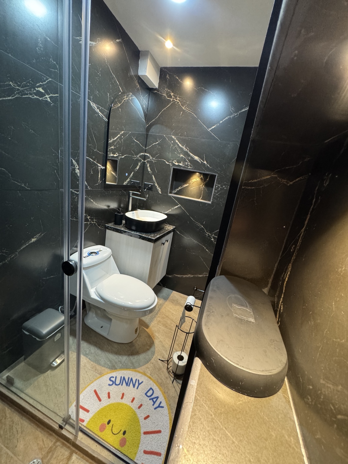 Lavamanos e inodoro del baño