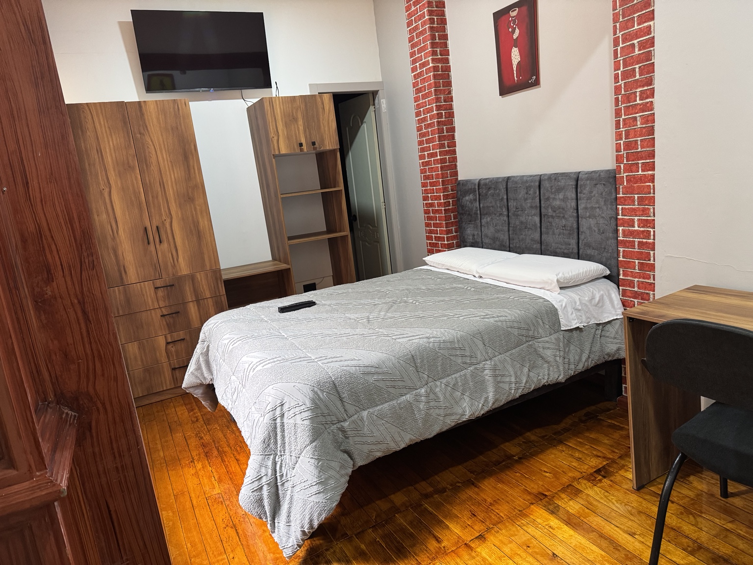 Vista general de la Suite 3 con cama doble y escritorio