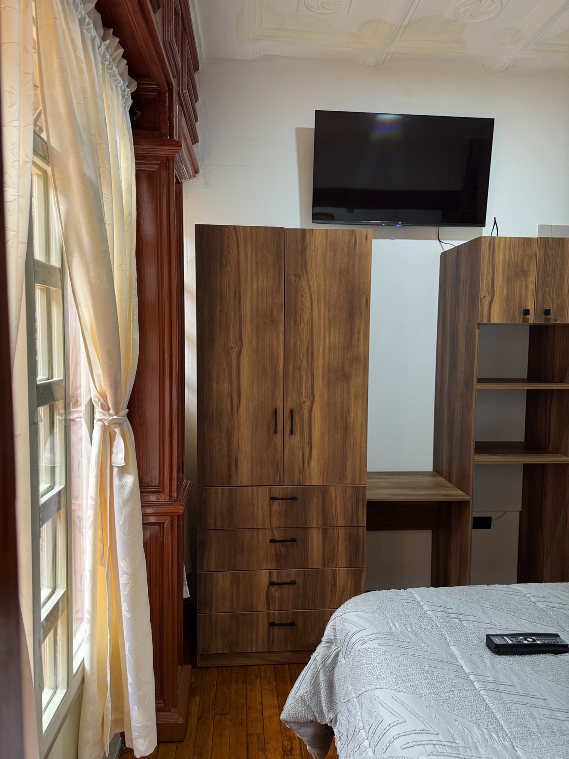 Armario, televisión y ventana de la Suite 3