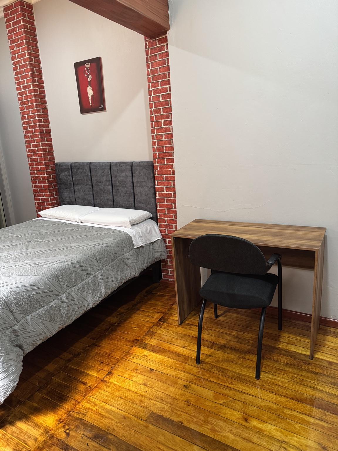 Cama doble y escritorio de la Suite 3