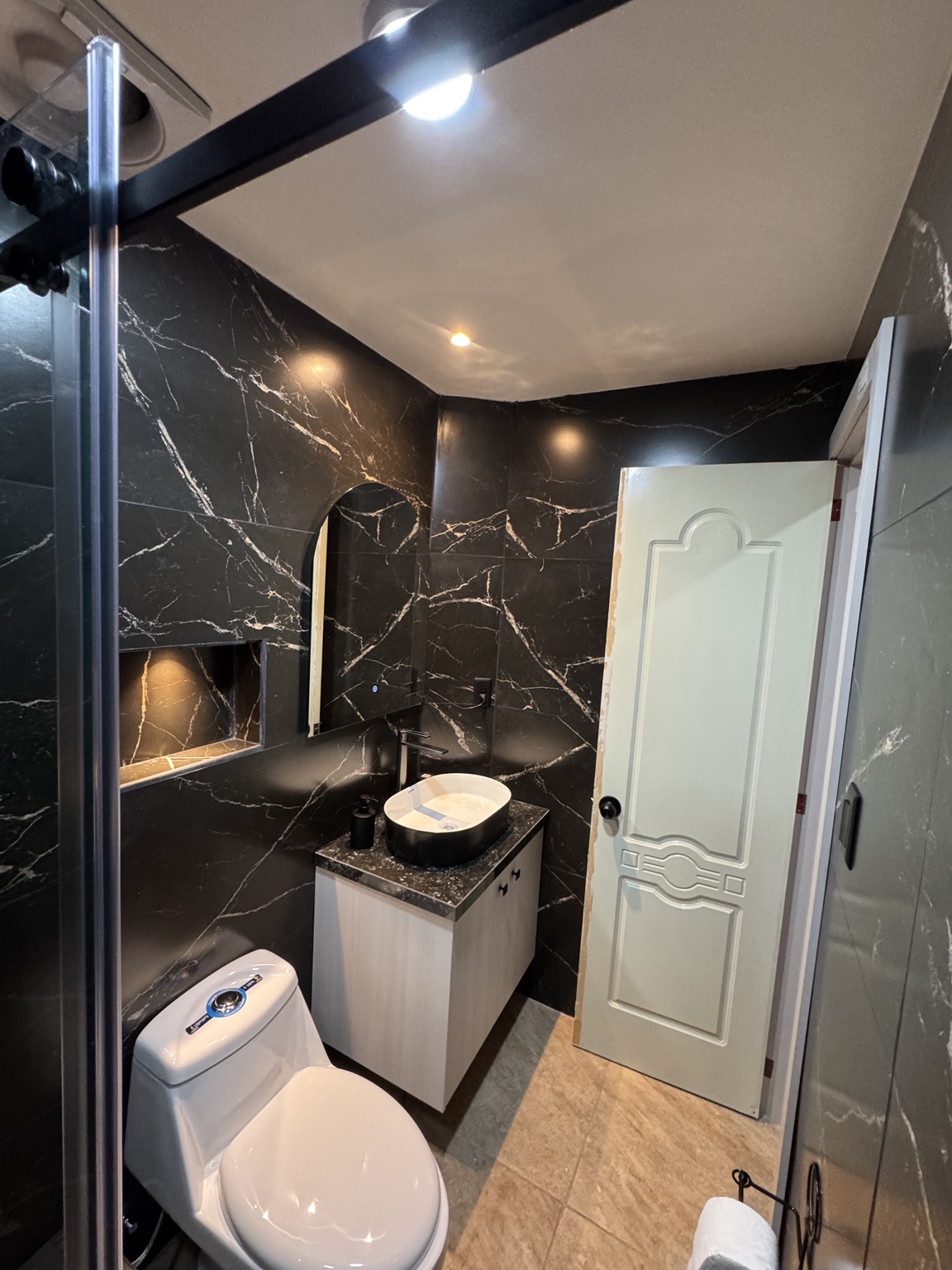 Lavamanos, espejo y distribución del baño