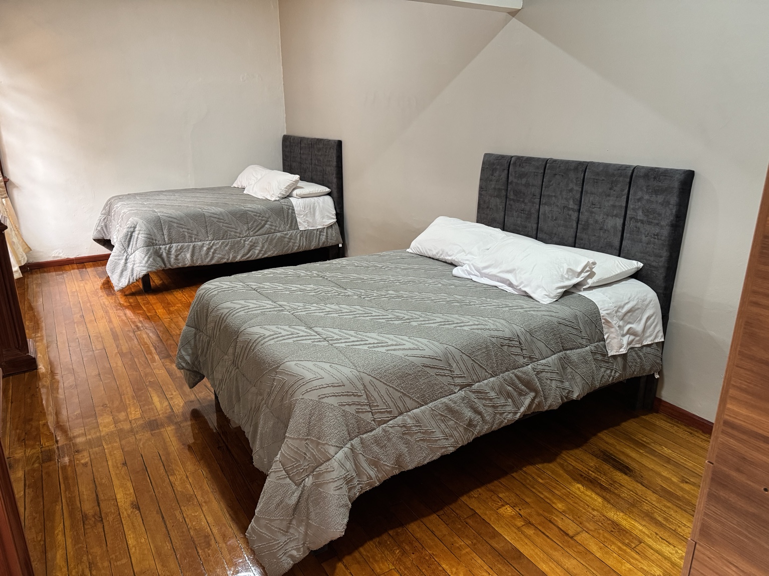 Las dos camas de la Suite 4 con pisos de madera