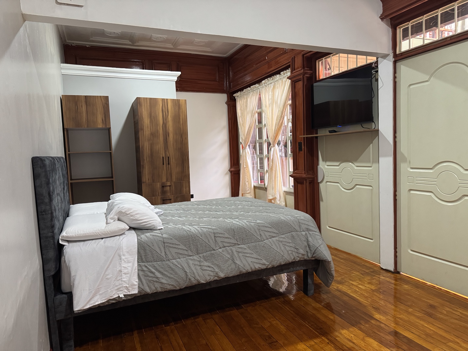 Ventanas, televisión y dormitorio