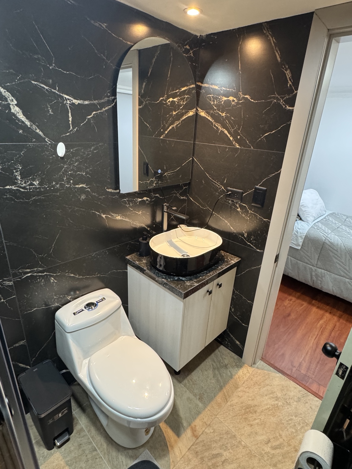 Lavamanos, espejo e inodoro del baño