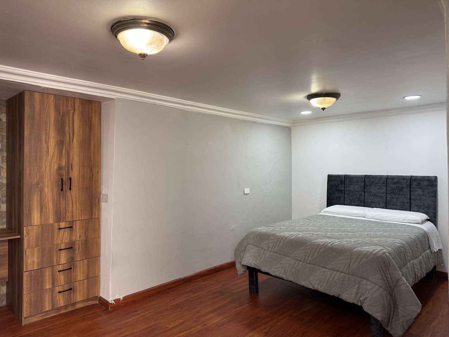 Cama y armario de la Suite 6