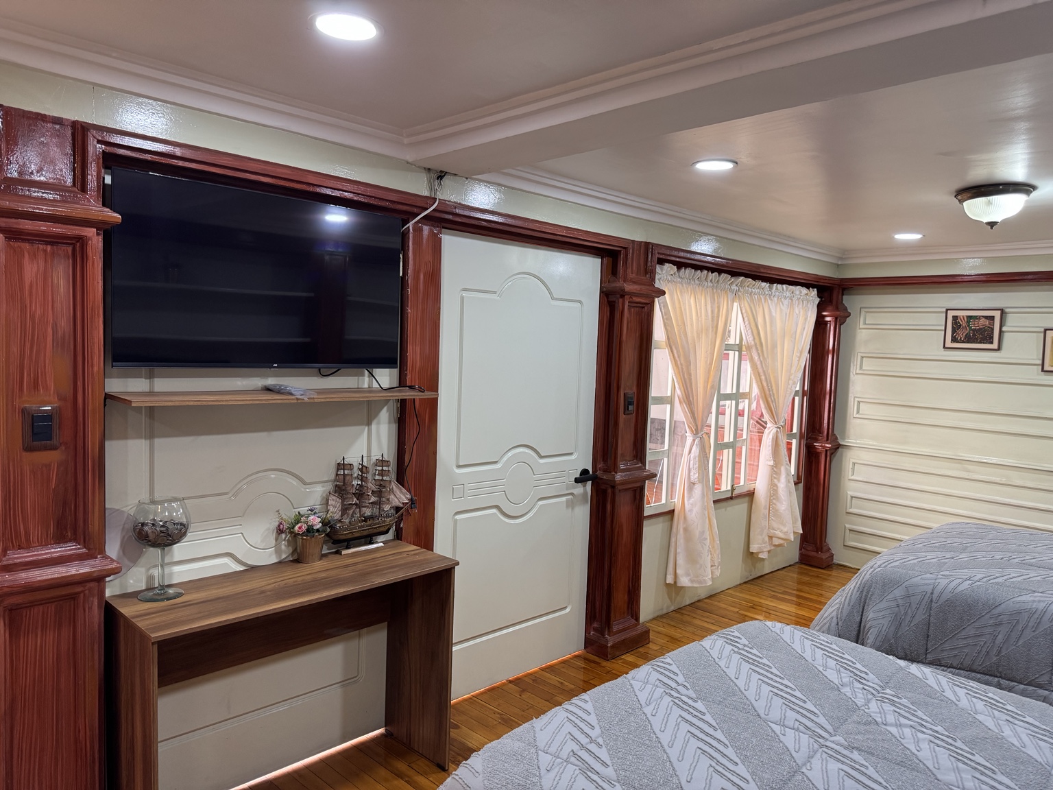 Televisión, escritorio y ventanas del dormitorio