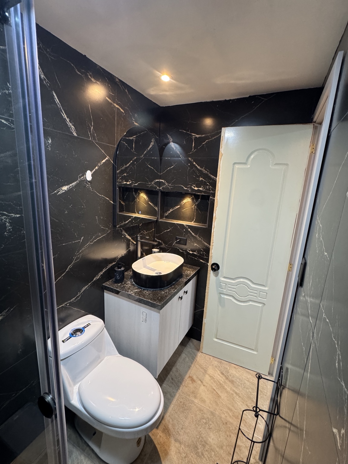 Lavamanos y espejo del baño